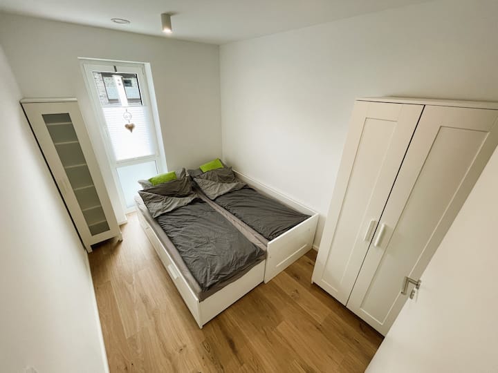 Dormitorio del piso superior 2: cama extraíble (cama individual de 80 x 200 cm o cama doble de 160 x 200 cm) incl. Ropa de cama, postre y lámpara de postre, armario con perchas y TV. Persianas eléctricas para el apagón.