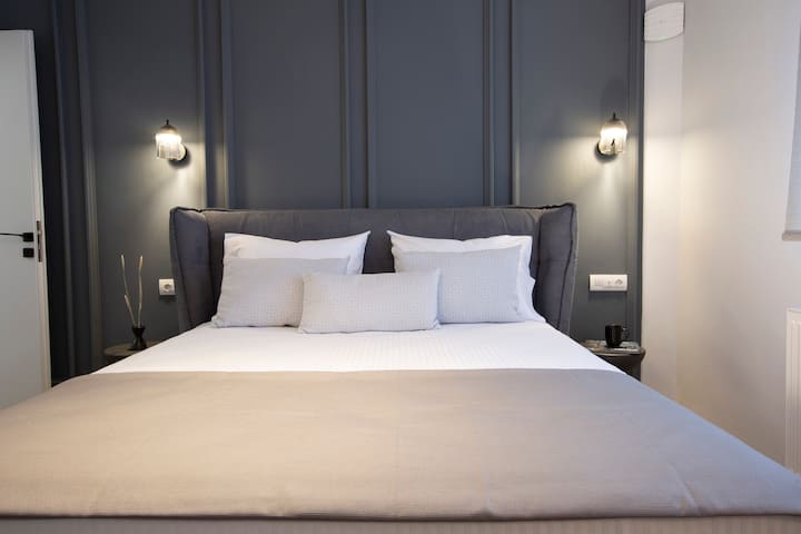 Dormitorio con una cama doble, TV inteligente de 40 pies y unidad de aire acondicionado.