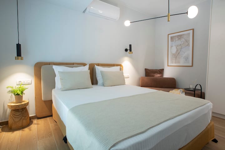 Dormitorio con cama doble, baño completo en suite, TV inteligente de 40pies y unidad de aire acondicionado.