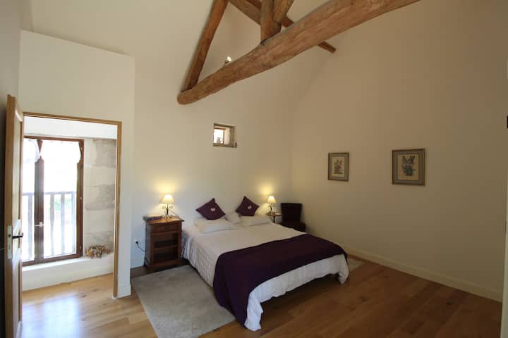 BERNEL ROOM QUEEN საწოლი
Ვენახების ხედი