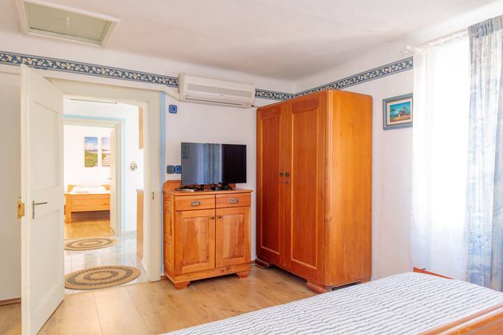 ห้องนอนที่ 2 พร้อมเตียงคู่ทีวีและเครื่องปรับอากาศ
ตั้งอยู่ที่ชั้นแรก