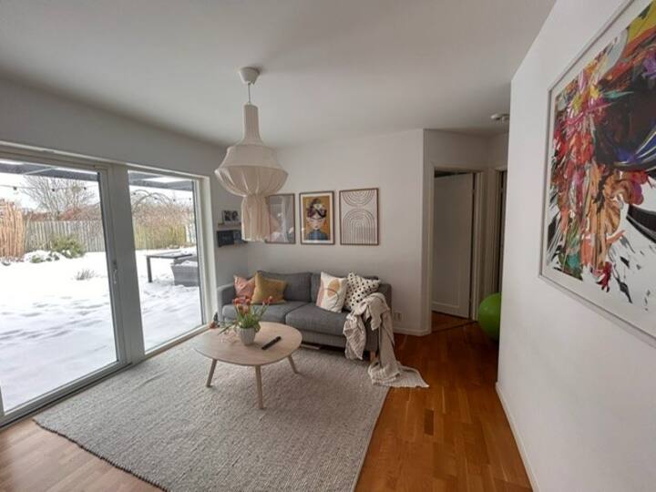 Manji dnevni boravak s pogledom na vrt. Kauč i TV. 