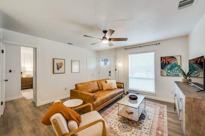 The Heights Hideaway - Universal City, TX
