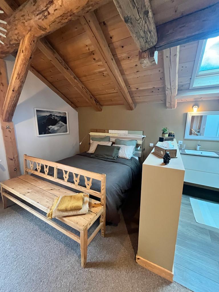 Dormitorio 2: cama doble 160*200 con baño doble lavabo, ducha italiana, acceso al balcón exterior