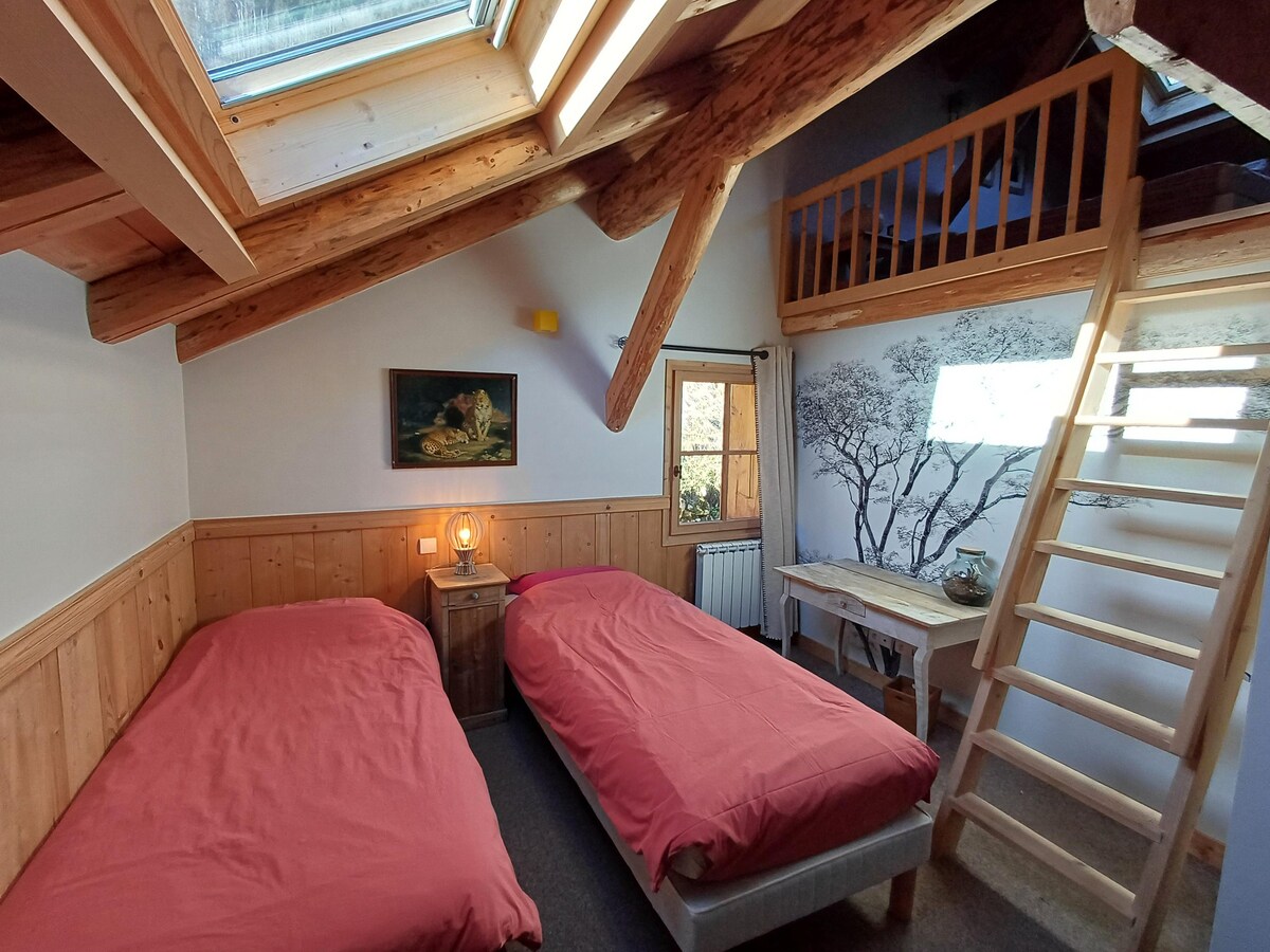 Dormitorio 4 : 2 camas individuales 90*200 convertible en cama doble 180*200 con acceso altillo