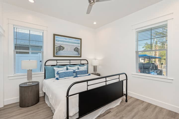 Спална соба 1.  Слика 1.  Брачен кревет (широк 150-179 см) со приклучена бања