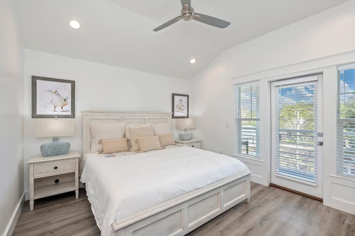 Спална соба 6.  Слика 1.  Брачен кревет (широк 150-179 см) со приклучена бања со самостојна када