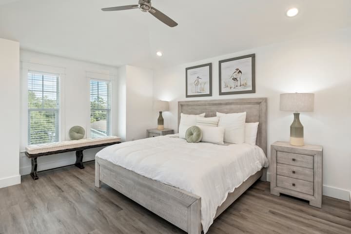 Спална соба 8.  Слика 1.  Брачен кревет (широк 150-179 см) со приклучена бања