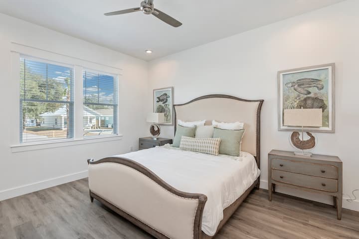 Спална соба 2.  Слика 1.  Брачен кревет (широк 150-179 см) со приклучена бања