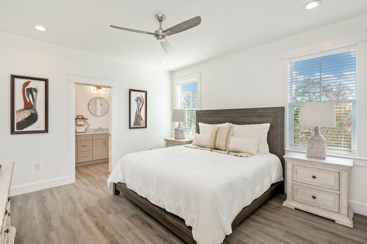 Спална соба 3.  Слика 1.  Брачен кревет (широк 150-179 см) со приклучена бања со двоен кварц суета и стаклен туш без рамка