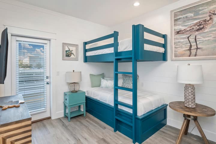 Спална соба 5.  Слика 1. 3 двокреветни легла (за 6 лица) со приклучена бања