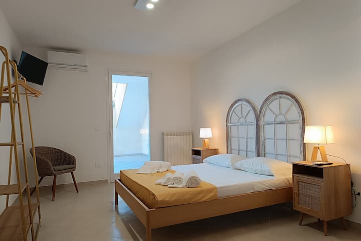 camera sole, completa di TV, Wi-FI, aria condizionata e bagno completo (bagno3) con asciugacapelli, uscita nel giardino

PS:  in questa camera si può aggiungere un letto singolo e una culla