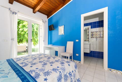 Entire Villa at 370 meters by the sea. Garden Wifi