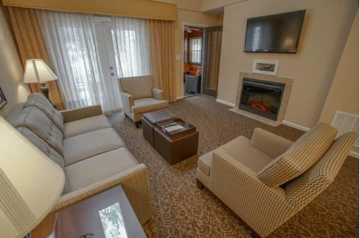 Соберете се околу дневната соба за одмор или извлечете го каучот за дополнителен простор за спиење!