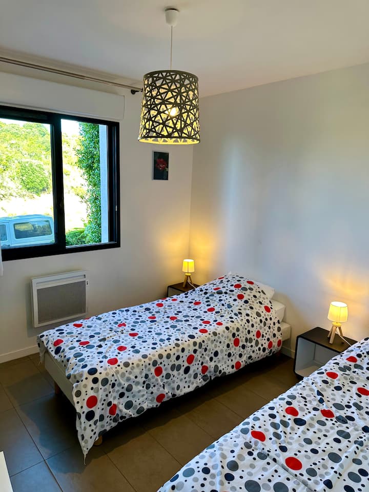 חדר שינה 2 . שתי מיטות 80 או מיטה אחת 160