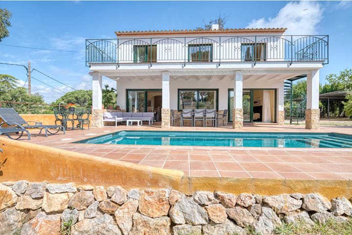 Villa con piscina privada a 600mts. de la Playa gallery image 2