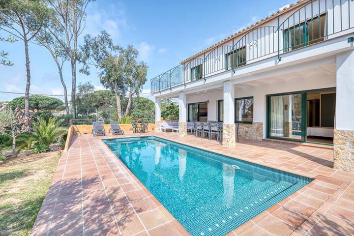 Villa con piscina privada a 600mts. de la Playa