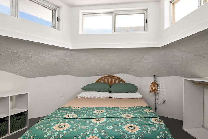 ห้องนอน 2 (ควีนไซส์) คุณต้องหลบเล็กน้อยเมื่อเข้ามาในห้องนอนนี้