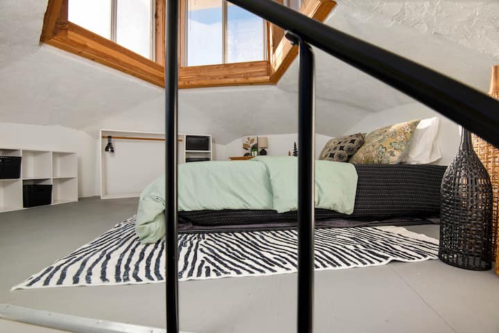 ห้องนอน 3 (ควีนไซส์) คุณต้องลงไปเล็กน้อยและขึ้นบันไดวนเพื่อไปยังห้องนอนนี้