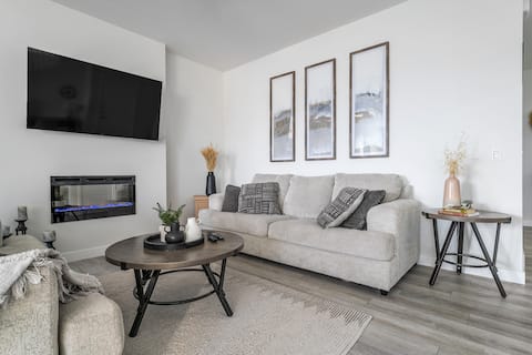 Top Airbnb: 4BR | AC | 1.5Gb Wi-Fi | Garage | YYC in Cornerstone