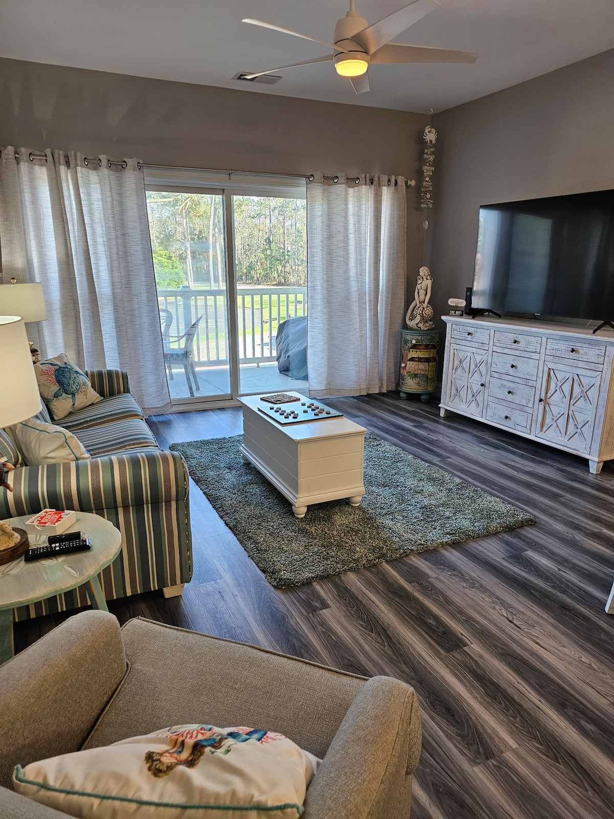 Всекидневната разполага с разтегателен диван.