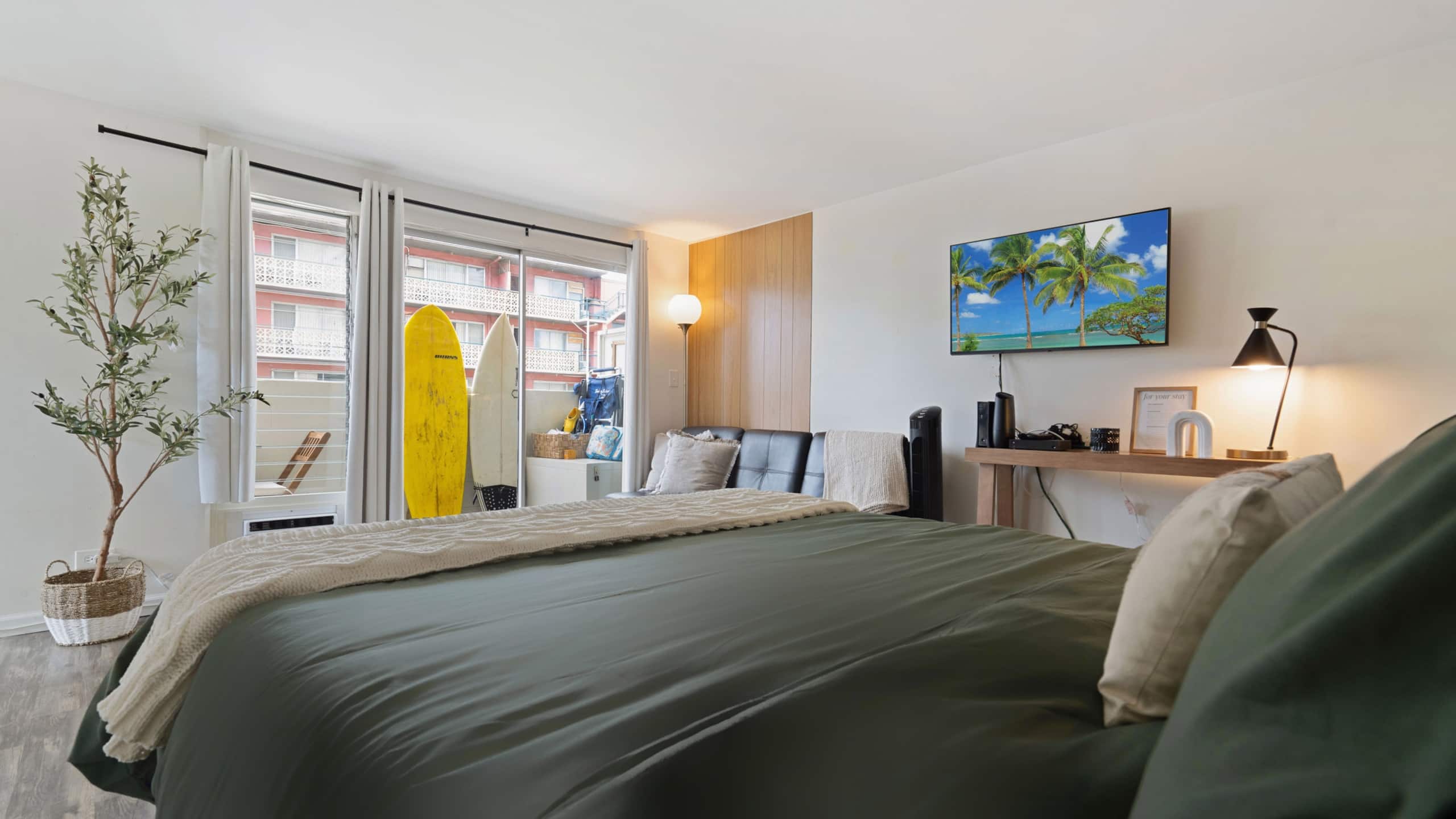 Condo in Honolulu · ★4.94 · Studio · 2 beds · 1 shared bath - Image 10