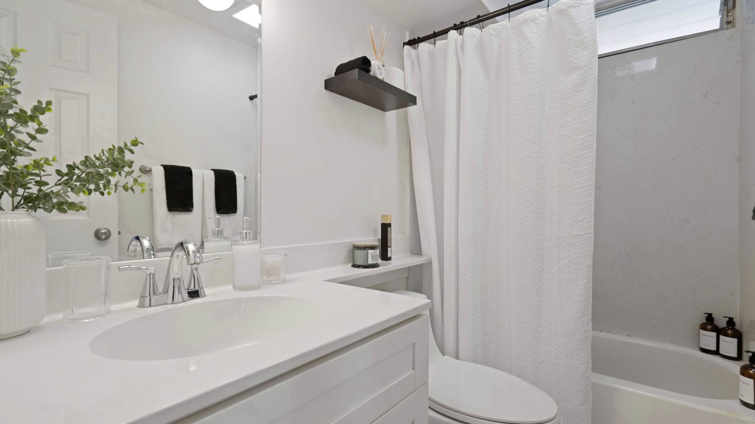 Condo in Honolulu · ★4.94 · Studio · 2 beds · 1 shared bath - Image 4