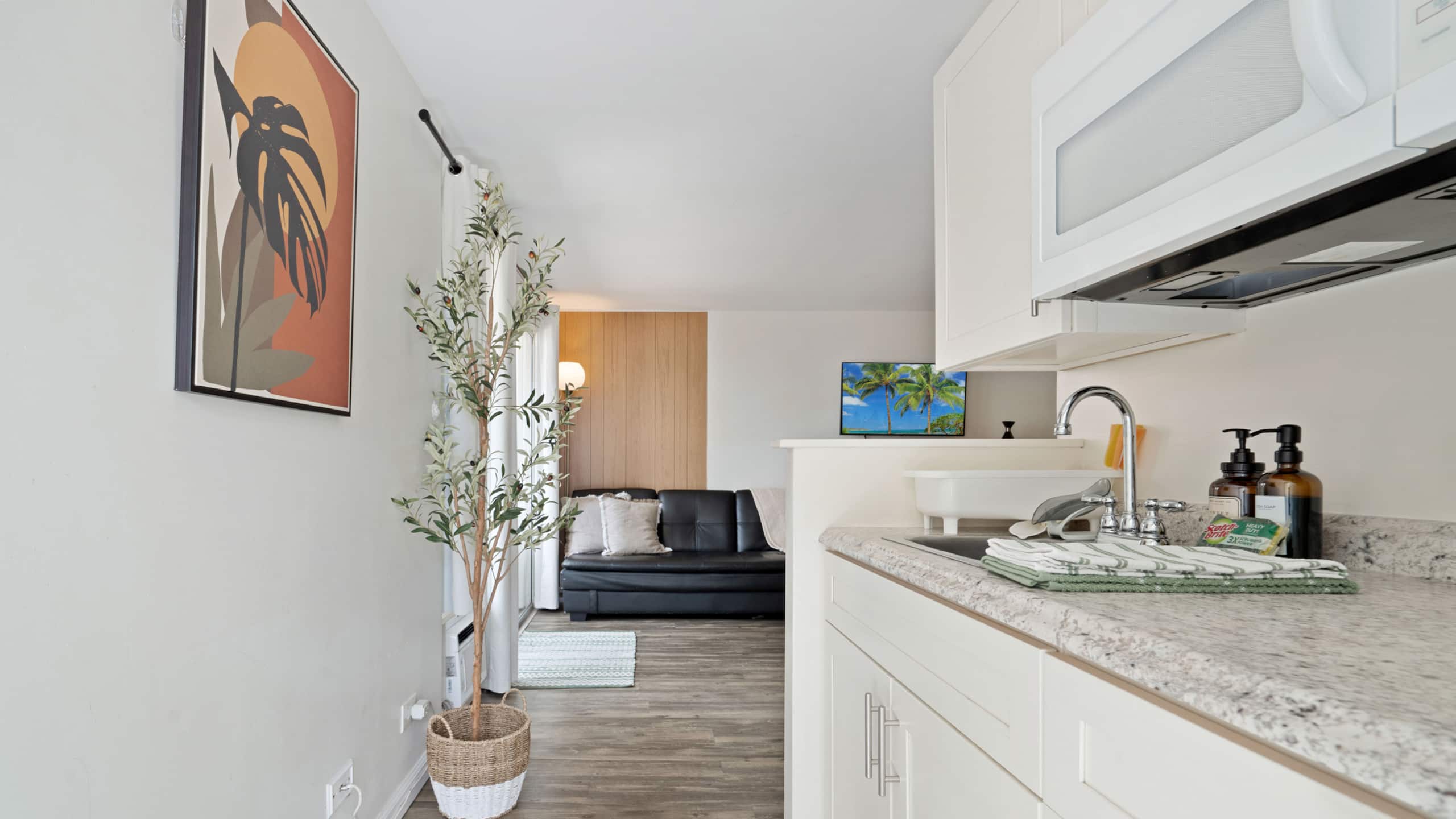 Condo in Honolulu · ★4.94 · Studio · 2 beds · 1 shared bath - Image 20