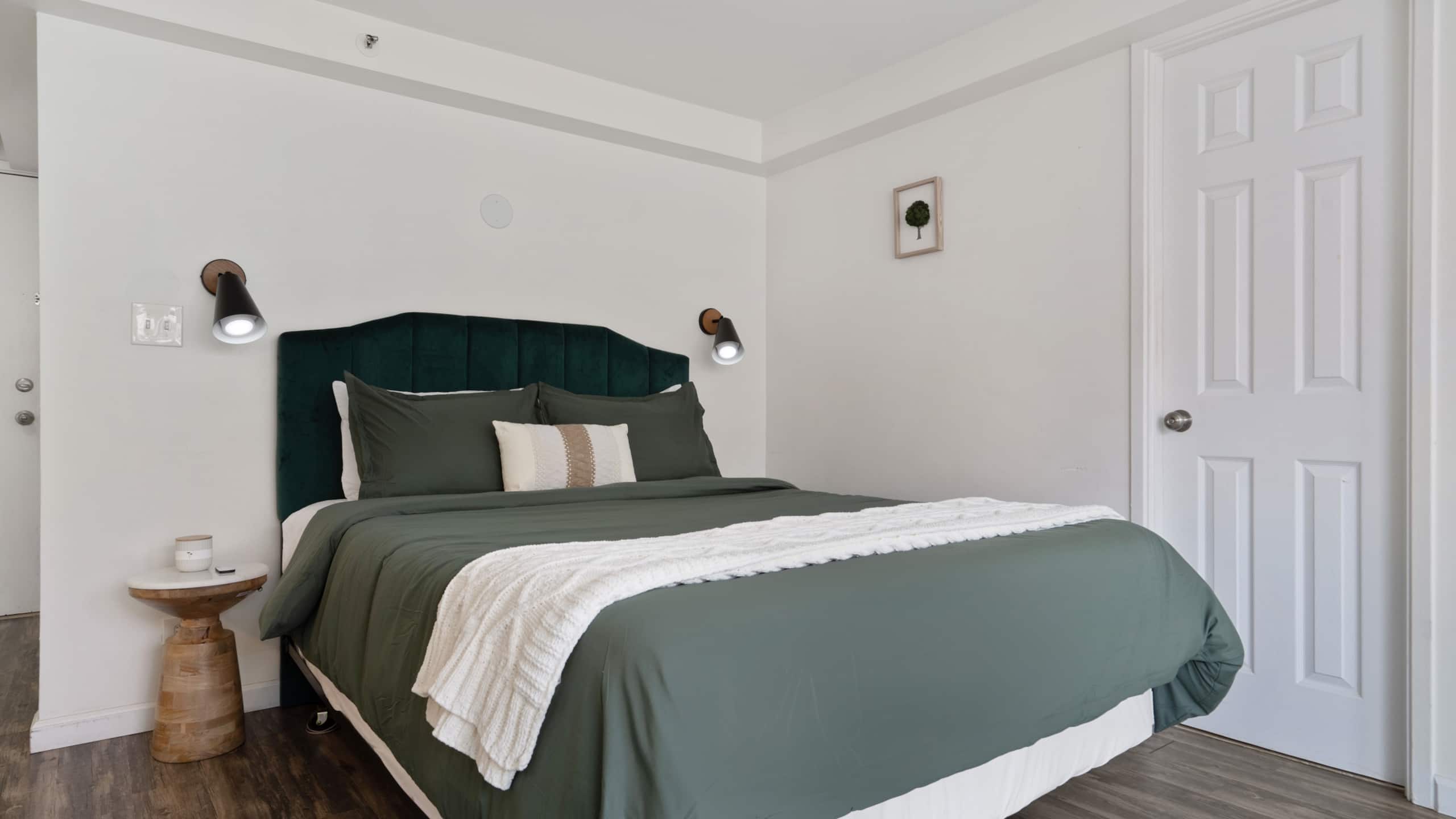 Condo in Honolulu · ★4.94 · Studio · 2 beds · 1 shared bath - Image 11