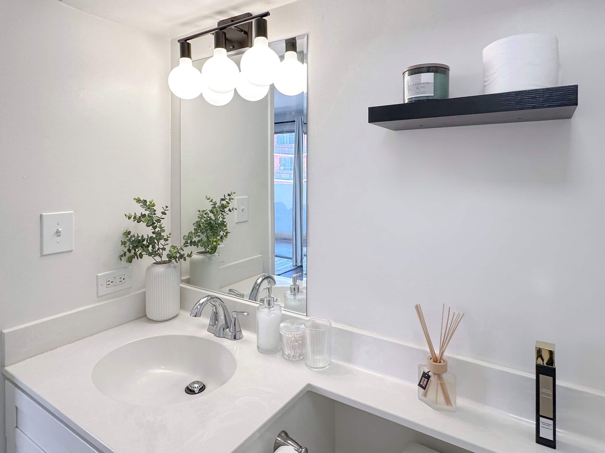 Condo in Honolulu · ★4.94 · Studio · 2 beds · 1 shared bath - Image 3