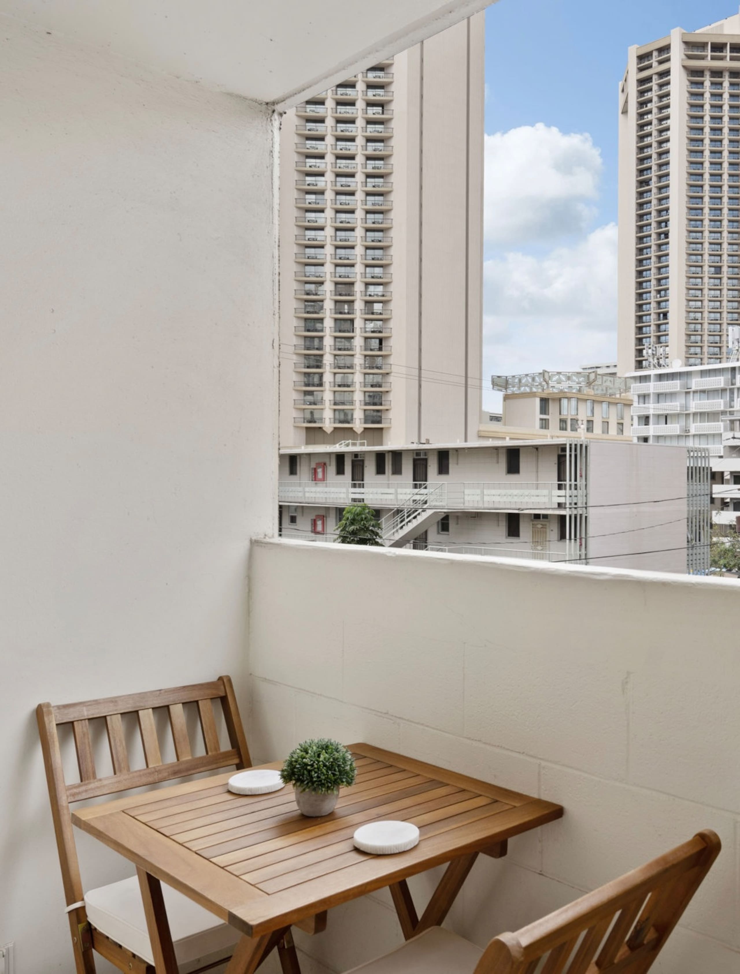 Condo in Honolulu · ★4.94 · Studio · 2 beds · 1 shared bath - Image 29
