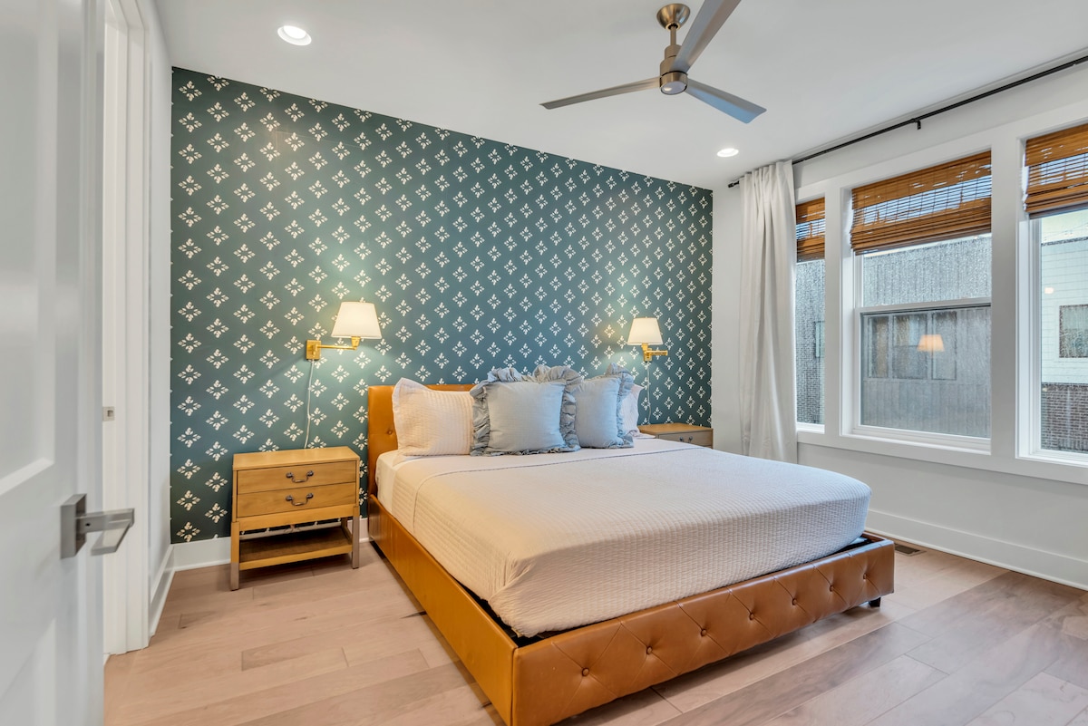 הסוויטה הראשית בקומה השלישית היא מרווחת וכוללת חדר ארונות, טלוויזיה חכמה גדולה ואמבטיה צמודה עם שירותים כפולים.