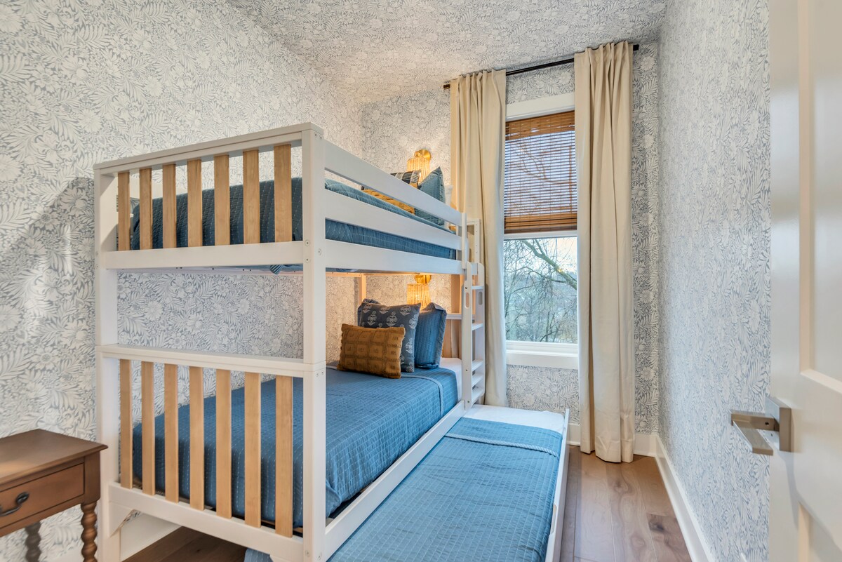 חדר השינה הזה ממוקם בקומה השלישית ויש לו גישה נוחה לאמבטיה מלאה מעבר למסדרון.