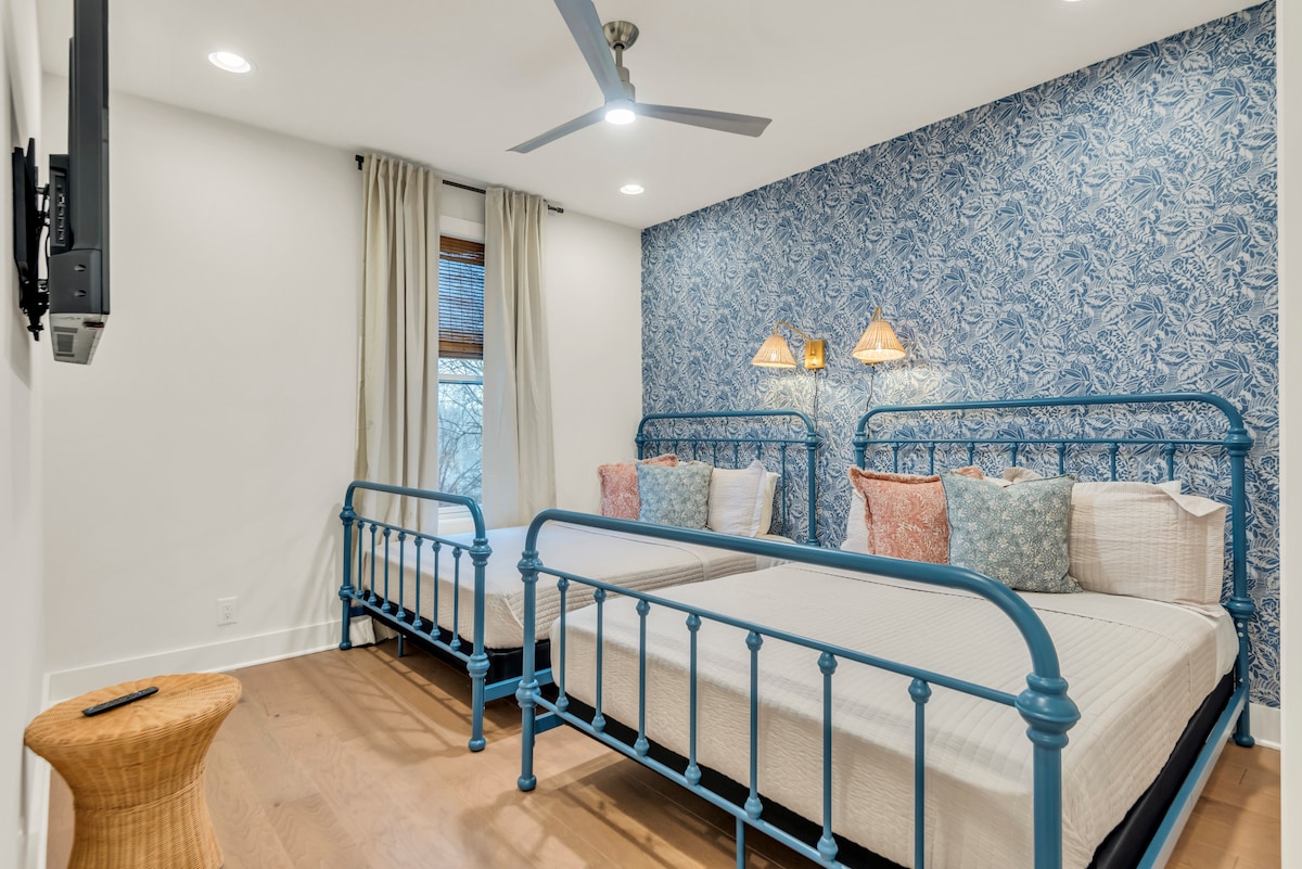 חדר שינה לאורחים עם שתי מיטות קווין סייז, טפט מעצבים, גופי תאורה מעוצבים, אמבטיה צמודה מלאה (עם שתי דלתות - אחת לחדר שינה לאורחים ואחת לגישה נוחה מהמסדרון).