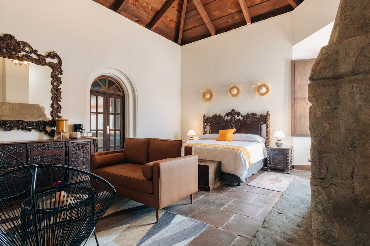 סוויטה עם מיטת קינג סייז, סלון, ריהוט מודרני/קולוניאלי וקומת ביניים  עם שתי מיטות נפרדות.