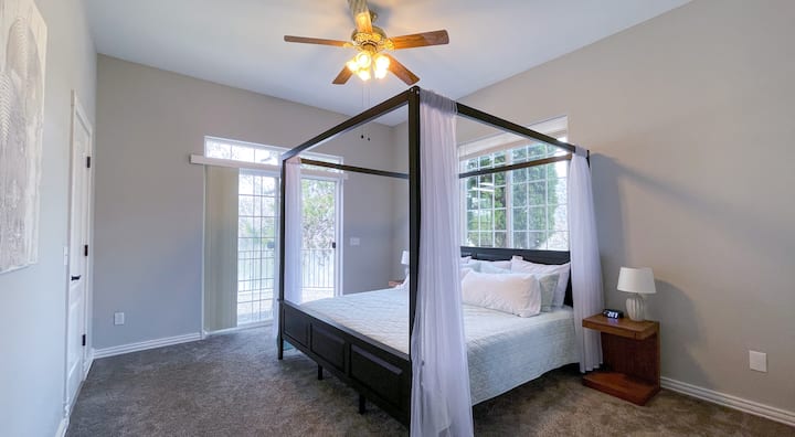 Ძირითადი საძინებელი №1 მთავარ სართულზე, დიდი საწოლი შესასვლელი კარადით და ცალკე შესასვლელით იატაკის მთავარ სააბაზანოში. Პირდაპირი წვდომა უკანა ეზოზე. 