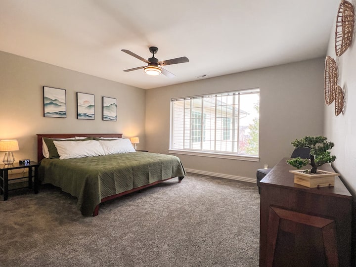 Საძინებელი #4. საწოლი დიდი საწოლით. Დიდი კარადა. ჭერის ვენტილატორის განათება განათების 2 პარამეტრით და ვენტილატორის 3 პარამეტრით. Აზიური დეკორის შეხება.