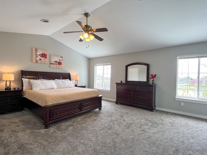 Ძირითადი საძინებელი №2 ზემოთ, ტბის ხედით, დიდი საწოლით, ცალკე შესასვლელით პირველადი სააბაზანოთი და ცალკე მოსასვენებელი ოთახით, მოყინული შუშის ფრანგული კარის შესასვლელით.