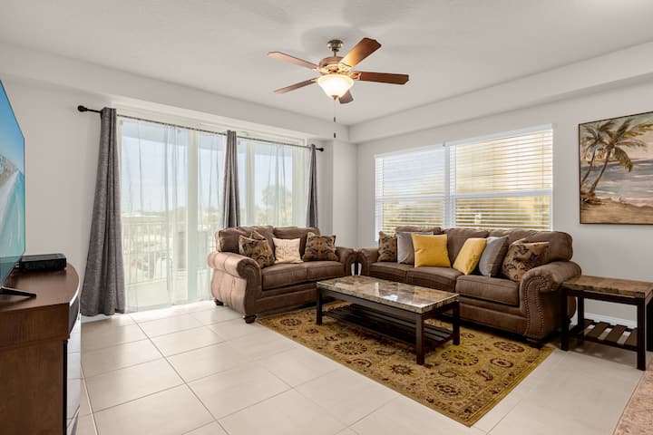 Beachfront Condo With Spacious Balcony - King Bed - Daytona Beach Shores, FL