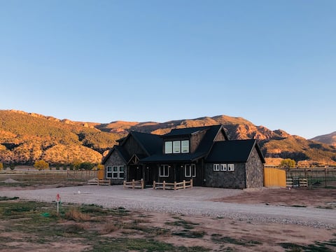 Rent The Ranch - mini highland cow farm near Zion
