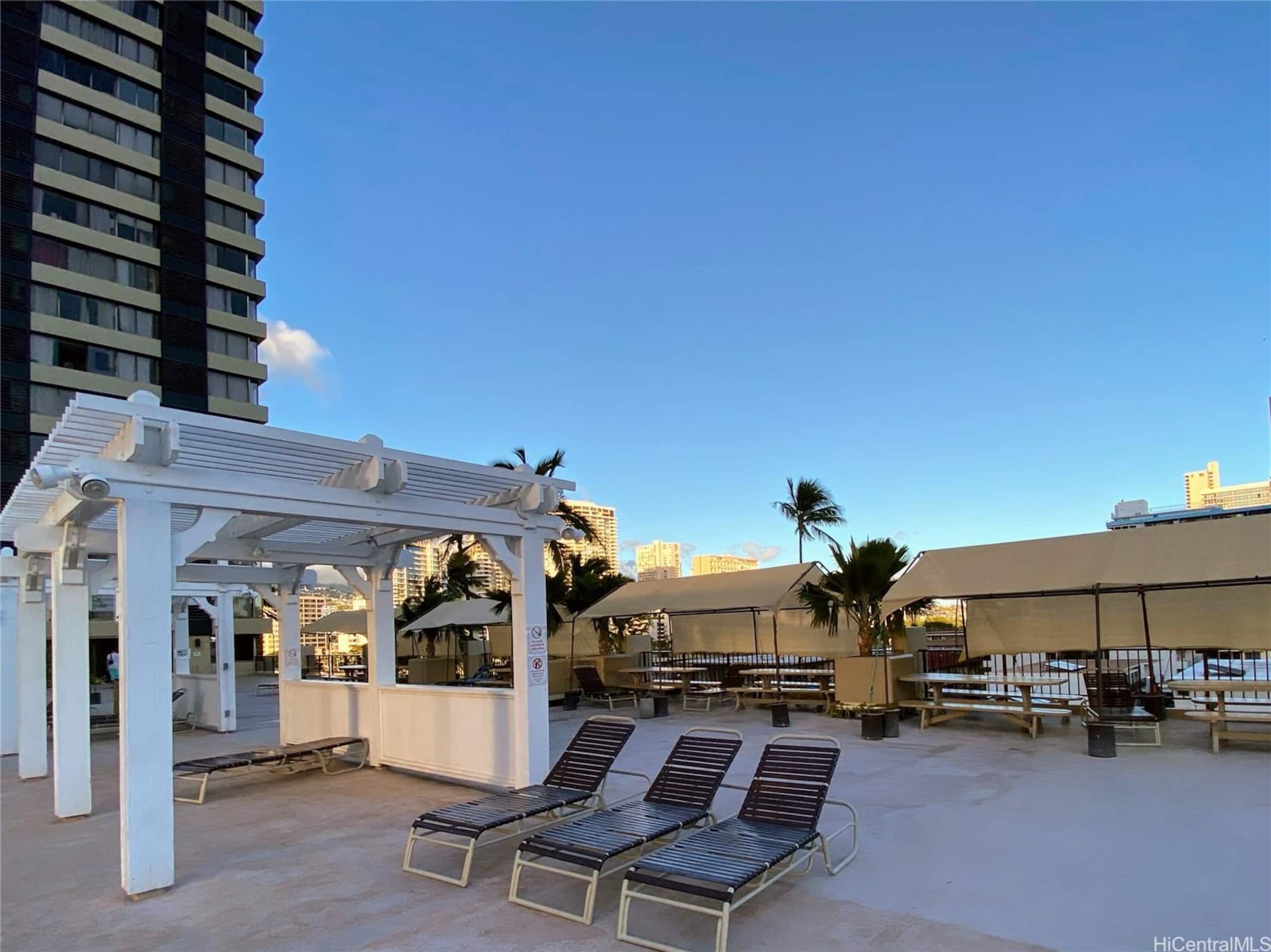 Aloha Waikīkī Cozy Affordable Beach Studio Getaway - Image 8
