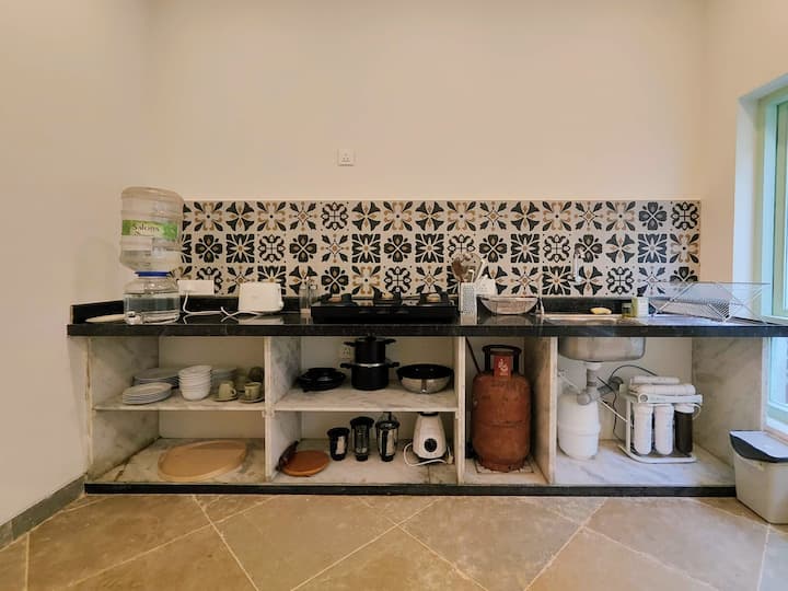 Full kitchen image 2