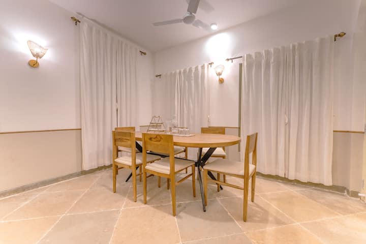 Dining area image 1