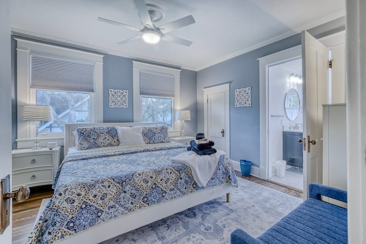 سرير رئيسي ثاني بحجم كينج مع حمام داخلي ودش وخزانة ملابس