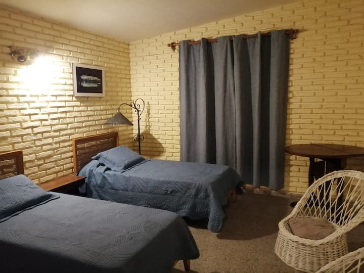 Camera da letto 5 - 2 letti singoli . Bagno interno.