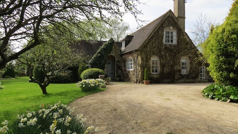 Self-contained unit with small kitchen & bathroom