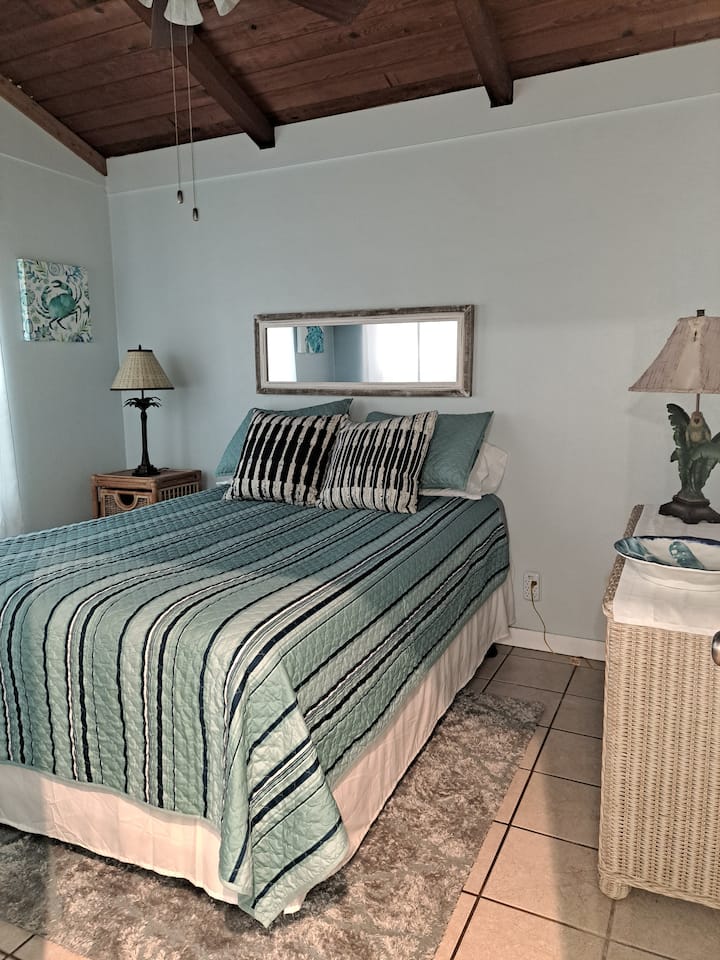 Bračni krevet (160x200) nalazi se u stražnjem kutu seoske kućice