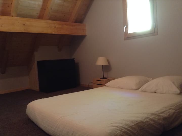 La gran habitación bajo los tejados es mi favorita Se accede por una escalera empinada, pero una vez allí es la gran tranquilidad.
