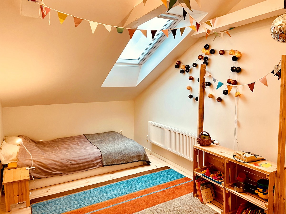 La cama individual es un poco más ancha de lo habitual, 120 cm.