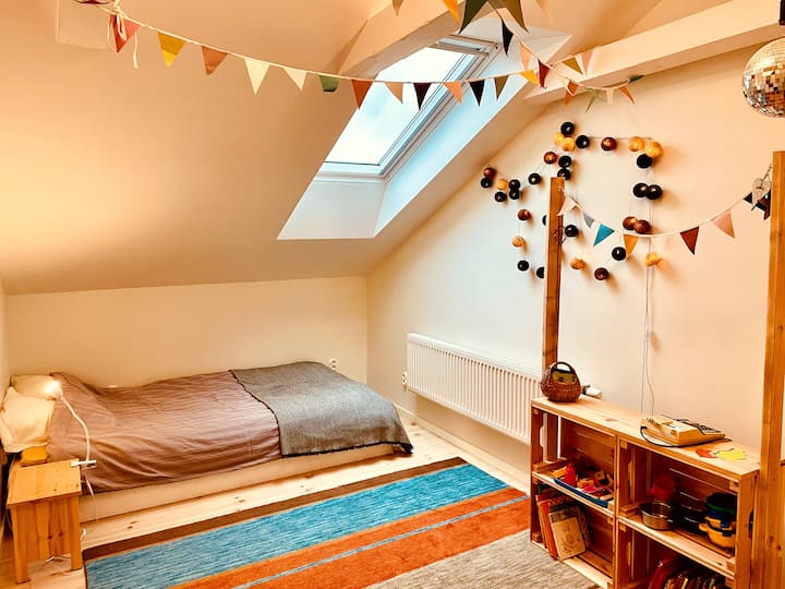 Ერთადგილიანი საწოლი ჩვეულებრივზე ოდნავ ფართოა, 120 სმ.